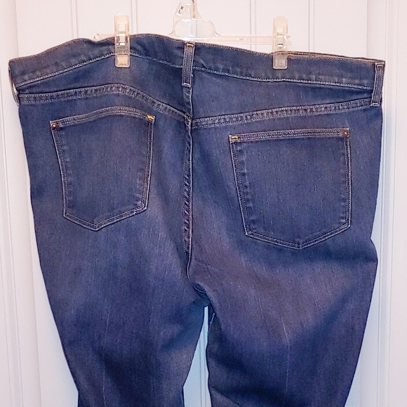 Flare jeans with partial sewn seam design on pant legs - Picture 3 of 7